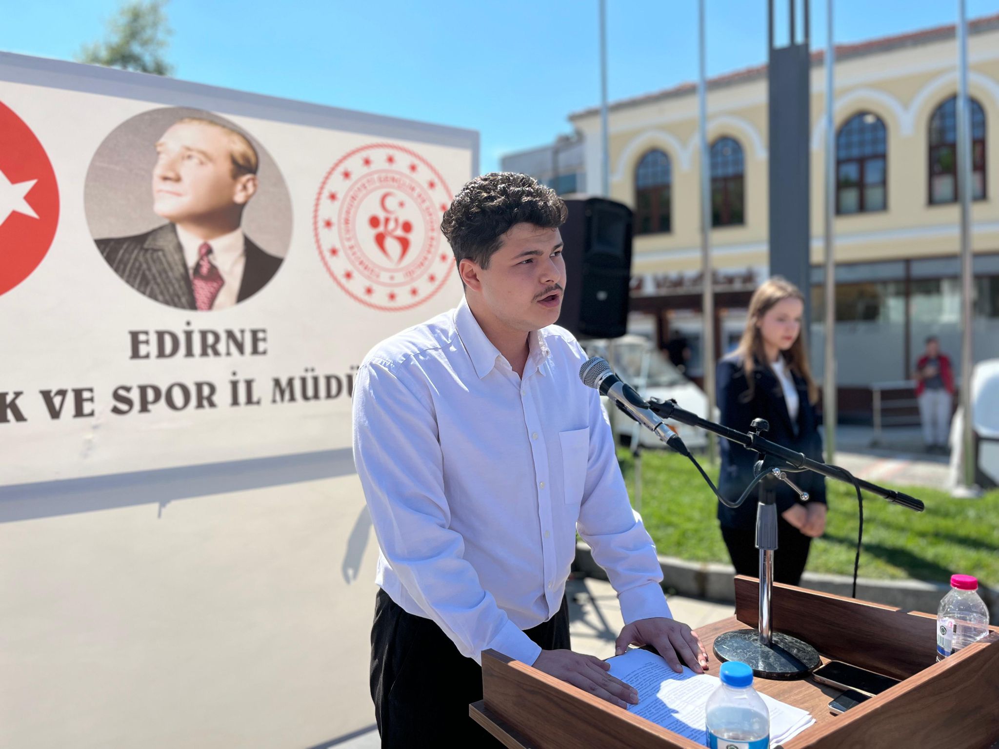 Edirne’de 15-21 Mayıs Gençlik Haftası etkinlikleri, Edirne Gençlik ve Spor İl Müdürlüğü tarafından düzenlenen törenle başladı.